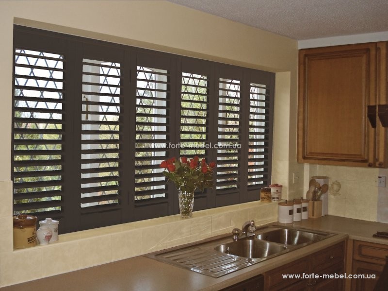 Жалюзи для окон на кухне и в столовой