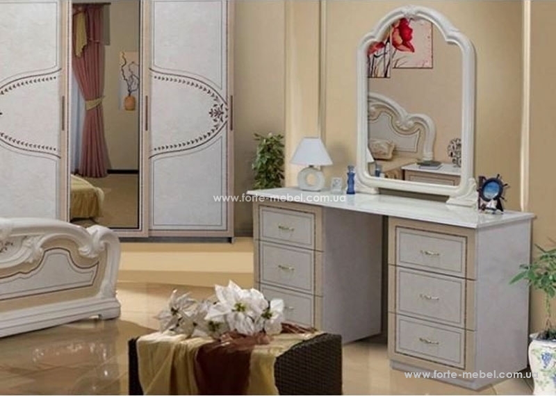 Туалетный столик с зеркалом